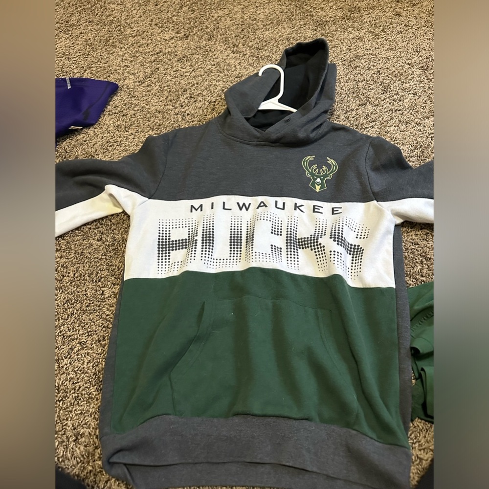 Milwaukee Bucks men’s small sweatshirt